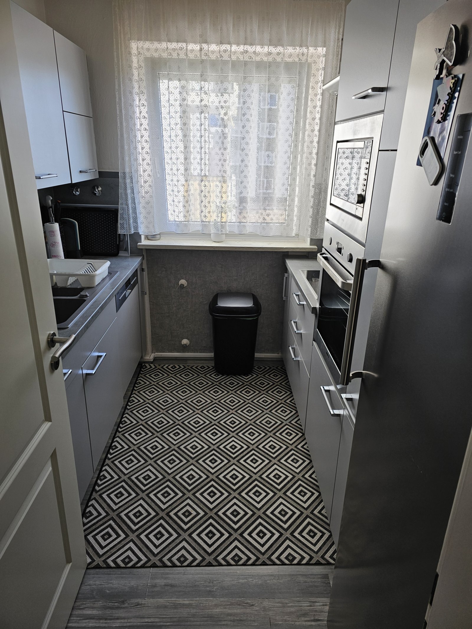 +++  Renovierte, sehr zentrale 4-Zi.Whg. mit Balkon und EBK+++