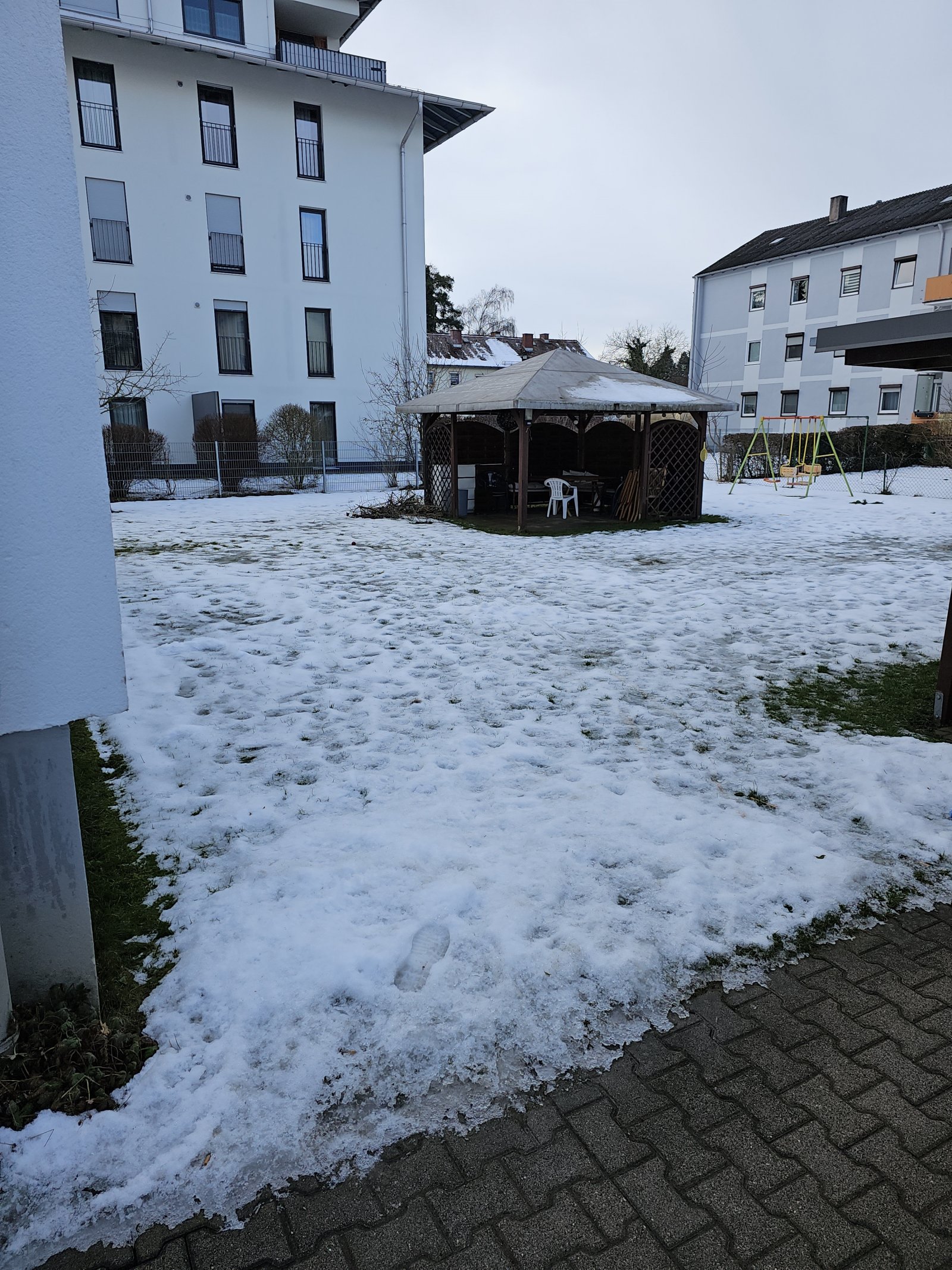 +++ Zentrale 2- Zi.-Hochparterre-Whg. mit Balkon und EBK +++