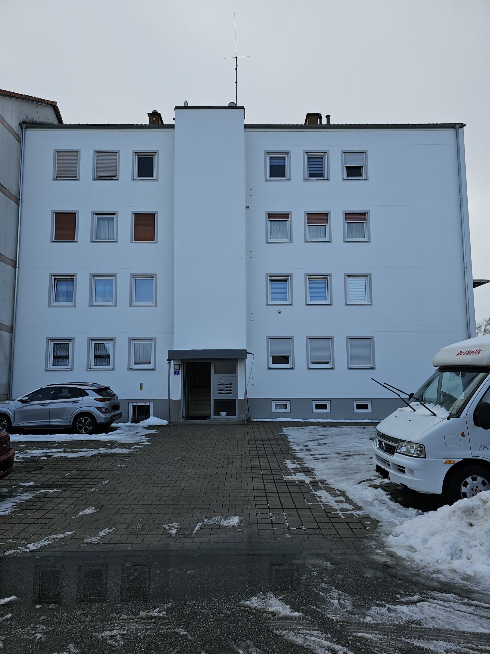 +++ Zentrale 2- Zi.-Hochparterre-Whg. mit Balkon und EBK +++