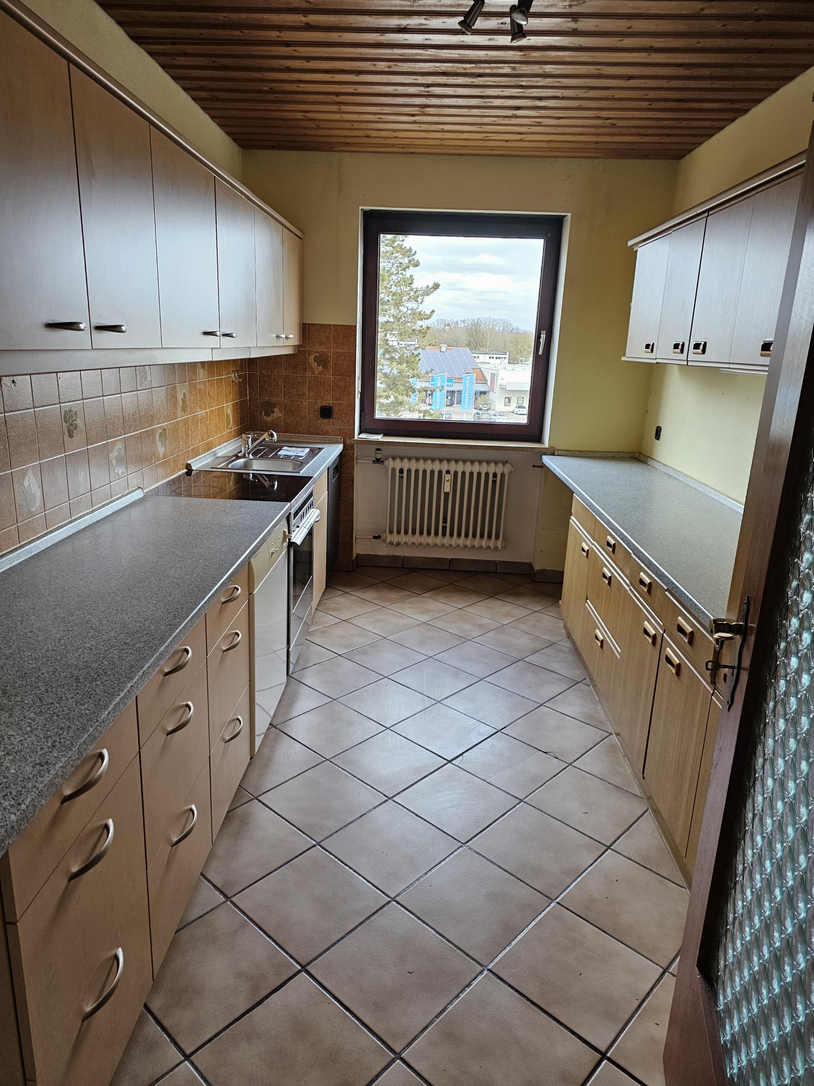 +++ Große 4-Zi.-Whg. mit Loggia und TG-Stellplatz +++