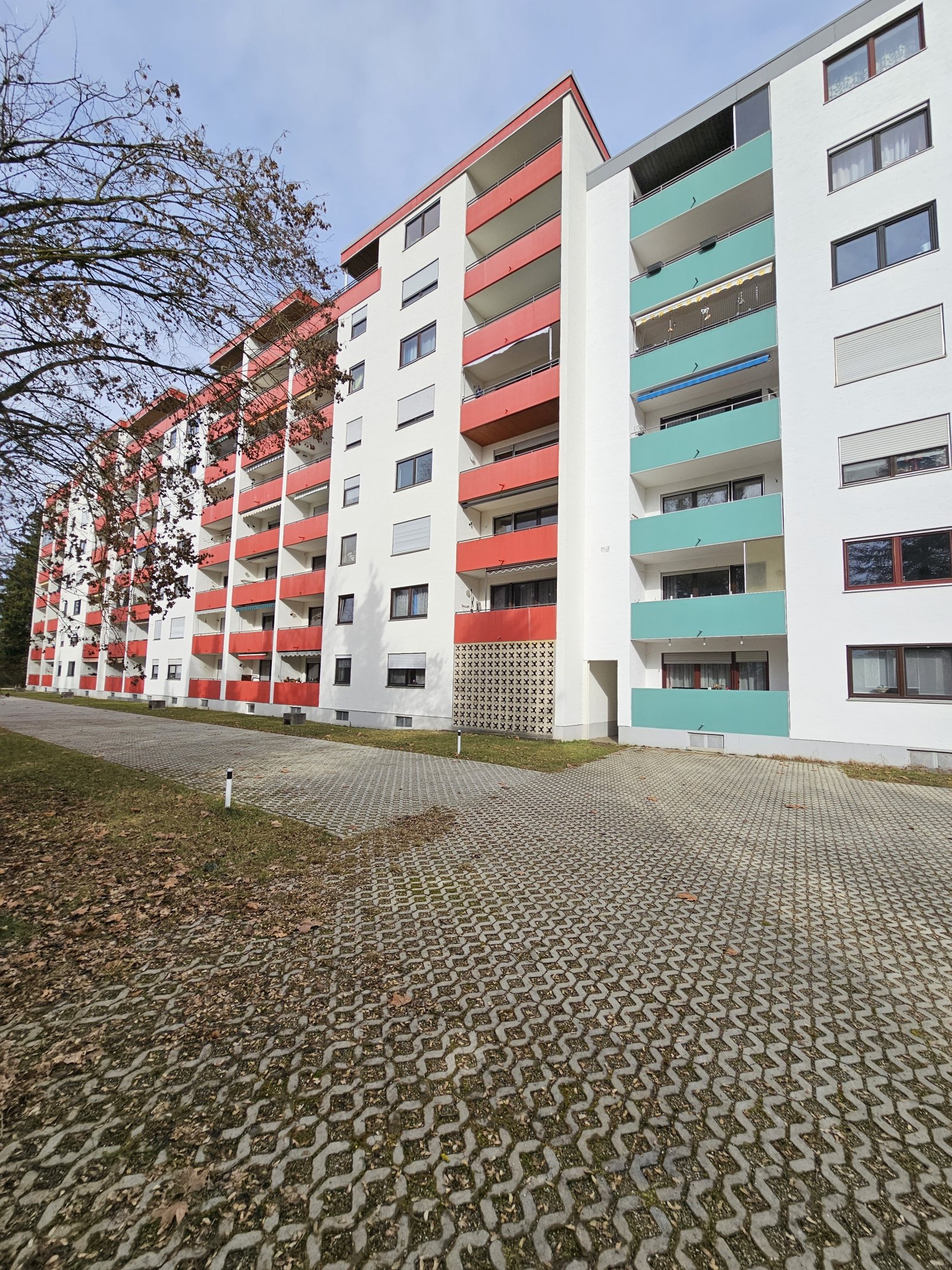 +++ Große 4-Zi.-Whg. mit Loggia und TG-Stellplatz +++