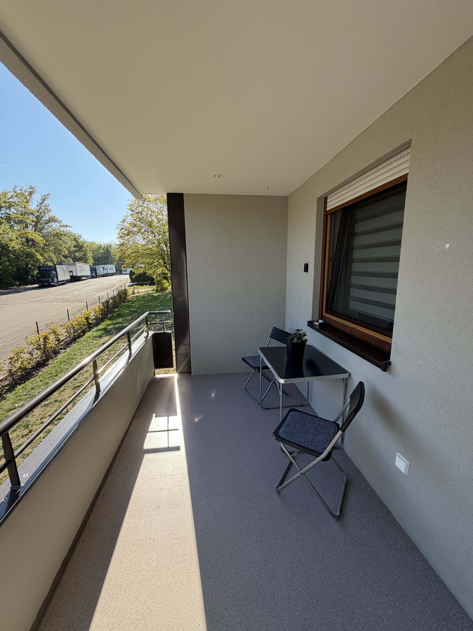 +++ Renovierte 3-Zi.-Whg. im Hochparterre mit Loggia und Einzelgarage +++