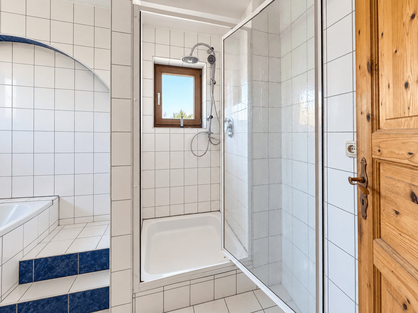 +++ Wohnen in Alleinlage – 4 Zimmer, sonniger Südbalkon & Gartenidylle +++