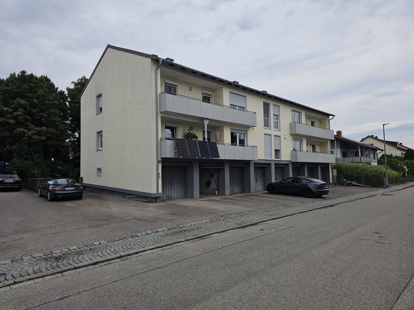 Straßenseite Straßenseite