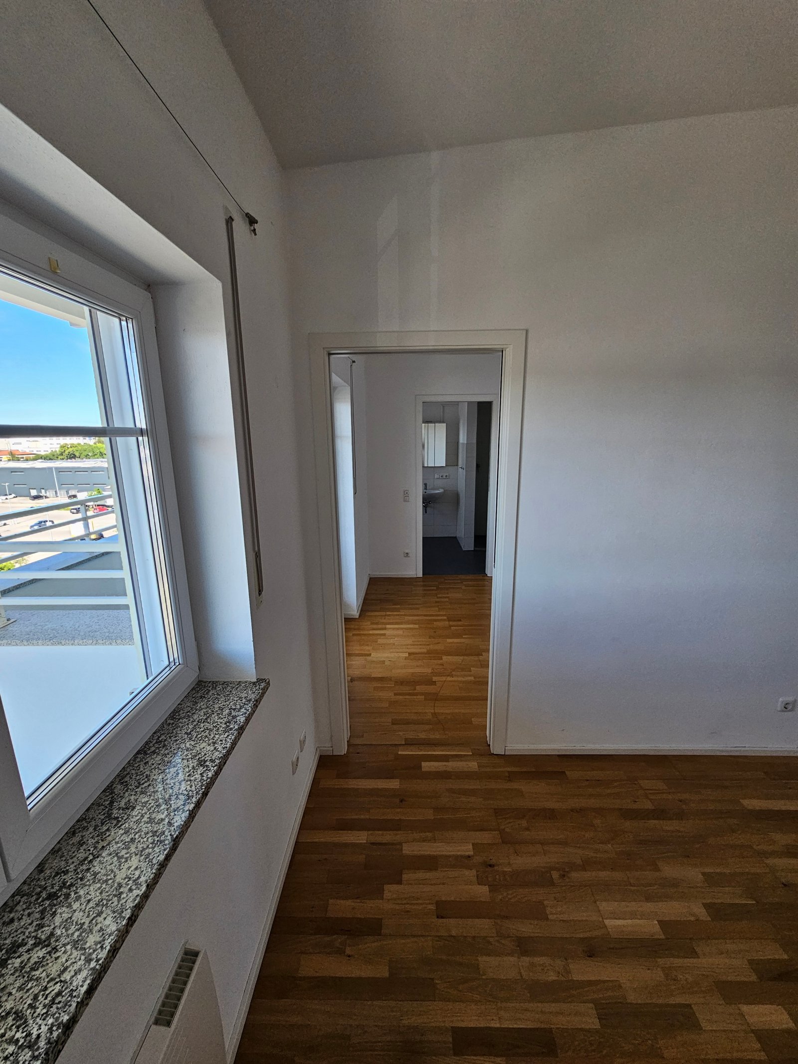 Blick vom Schlafzimmer in Ankleide Blick vom Schlafzimmer in Ankleide