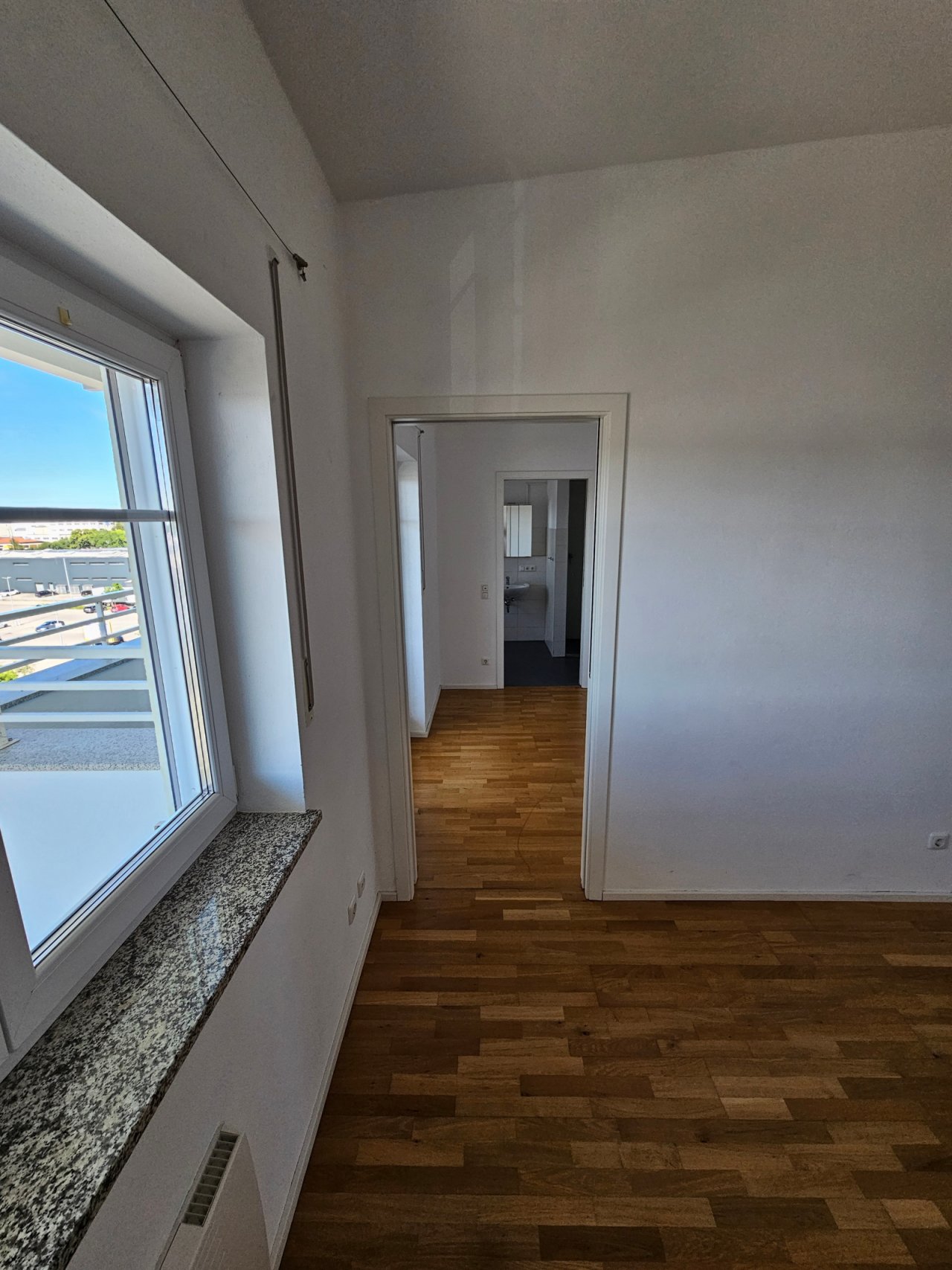 Blick vom Schlafzimmer in Ankleide Blick vom Schlafzimmer in Ankleide